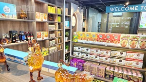 Các sản phẩm OCOP trưng bày, bán bên trong Trung tâm