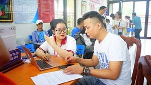 Sinh viên tình nguyện ngành công nghệ thông tin về hỗ trợ các xã, phường.