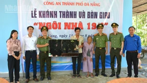 Trao tặng quà cho gia đình bà Huỳnh Thị Nhàn.