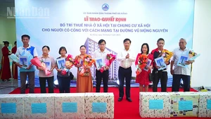 Trao quyết định bố trí thuê nhà ở xã hội cho các trường hợp được phê duyệt.