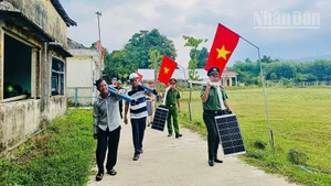 Cùng người dân thực hiện “Ánh sáng an ninh biên giới”.
