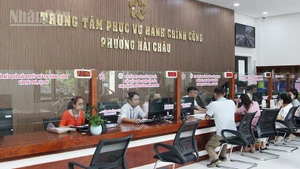 Người dân, doanh nghiệp làm thủ tục hành chính tại phường Hải Châu.