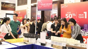Khách hàng trải nghiệm sản phẩm với giá phù hợp.