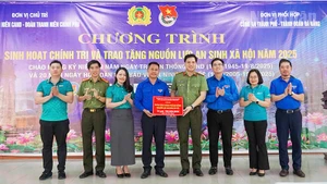 Trao tặng nguồn lực an sinh xã hội 700 triệu đồng.