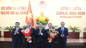 Hội đồng nhân dân thành phố Đà Nẵng tặng hoa thể hiện tình cảm quý mến và trân trọng gửi đến 2 đồng chí Lê Trung Chinh và Lê Văn Trung.
