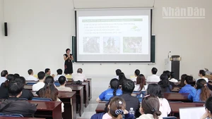 Đại biểu chia sẻ thông tin tại diễn đàn
