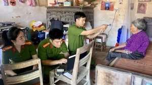 Thu nhận mẫu ADN cho mẹ liệt sĩ ở thôn Thuần Nhất, xã Phú Lộc, huyện Hậu Lộc.
