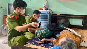 Công an tỉnh Thanh Hóa thu nhận mẫu ADN của thân nhân liệt sĩ.