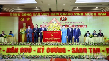 Phó Bí thư Thường trực Tỉnh ủy Đồng Nai Tôn Ngọc Hạnh tặng bức trướng của Ban Chấp hành Đảng bộ tỉnh tặng đại hội.