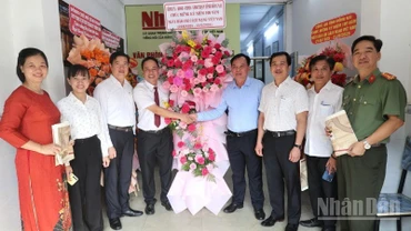 Đồng chí Võ Tấn Đức, Phó Bí thư Tỉnh ủy, Chủ tịch Ủy ban nhân dân tỉnh Đồng Nai tặng lẵng hoa chúc mừng Văn phòng đại diện Báo Nhân Dân tại Đồng Nai.