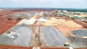 Đá được tập kết về bãi để phục vụ xây dựng dự án sân bay Long Thành.