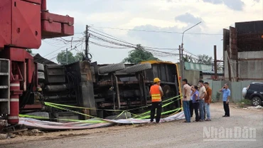 Lực lượng chức năng khám nghiệm hiện trường, điều tra làm rõ nguyên nhân sự cố.