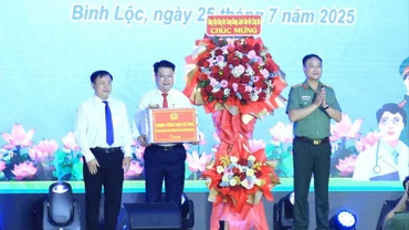 Thượng tướng Phạm Thế Tùng, Thứ trưởng Công an tặng quà chúc mừng Ngày hội toàn dân bảo vệ an ninh Tổ quốc phường Bình Lộc, tỉnh Đồng Nai.
