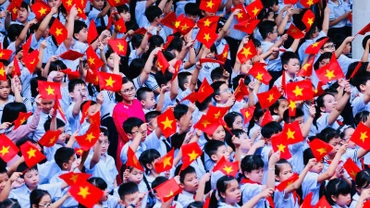 Học sinh Đồng Nai hân hoan tham dự lễ khai giảng chính thức bước vào năm học mới.