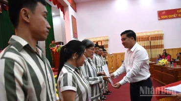 Phó Chủ tịch Ủy ban nhân dân tỉnh Đồng Nai Hồ Văn Hà trao giấy chứng nhận đặc xá cho phạm nhân tại Trại giam Xuân Lộc.