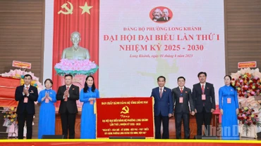 Phó Bí thư Tỉnh ủy Đồng Nai Thái Bảo trao bức trướng của Ban Chấp hành Đảng bộ tỉnh Đồng Nai tặng Đại hội.