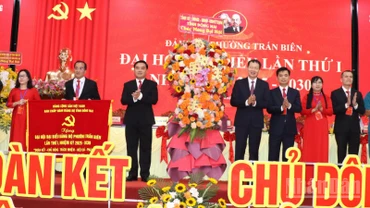 Bí thư Tỉnh ủy Đồng Nai Vũ Hồng Văn trao bức trướng của Ban Chấp hành Đảng bộ tỉnh tặng đại hội.