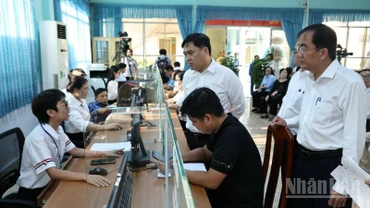 Lãnh đạo phường Trấn Biên kiểm tra việc giải quyết thủ tục tại Trung tâm phục vụ hành chính công.