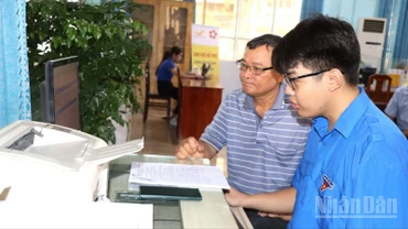 Ông Nguyễn Minh Trí được tình nguyện viên Tỉnh đoàn Đồng Nai hỗ trợ nộp hồ sơ trực tuyến.