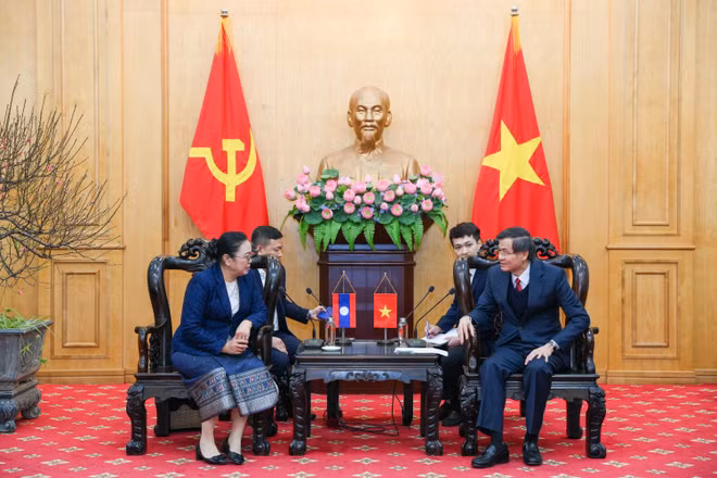 Đồng chí Đoàn Minh Huấn, Ủy viên Bộ Chính trị, Giám đốc Học viện Chính trị quốc gia Hồ Chí Minh tiếp đồng chí Khamphao Ernthavanh, Đại sứ đặc mệnh toàn quyền nước Cộng hòa Dân chủ Nhân dân Lào tại Việt Nam. (Ảnh: THẾ ĐẠI)