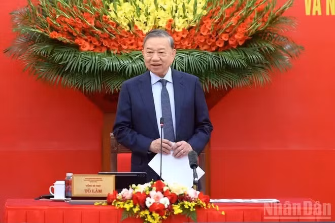 Thay mặt Ban Chấp hành Trung ương Đảng, Tổng Bí thư Tô Lâm đã ký ban hành Quy định số 21-QĐ/TW, ngày 11/4/2016 về công tác kiểm tra, giám sát và kỷ luật của Đảng. (Ảnh: Đăng Khoa)