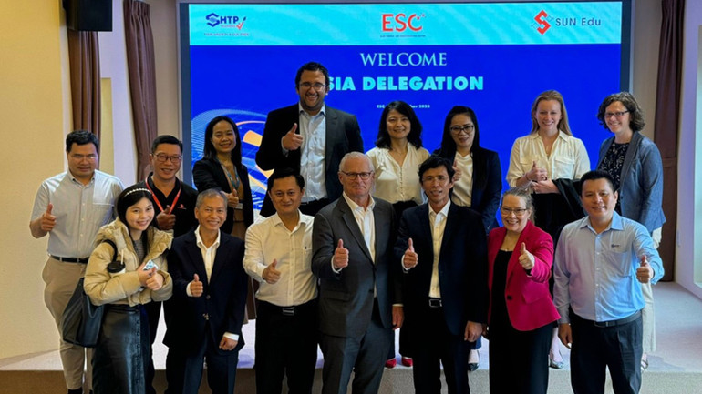 Các đại biểu chụp ảnh lưu niệm.