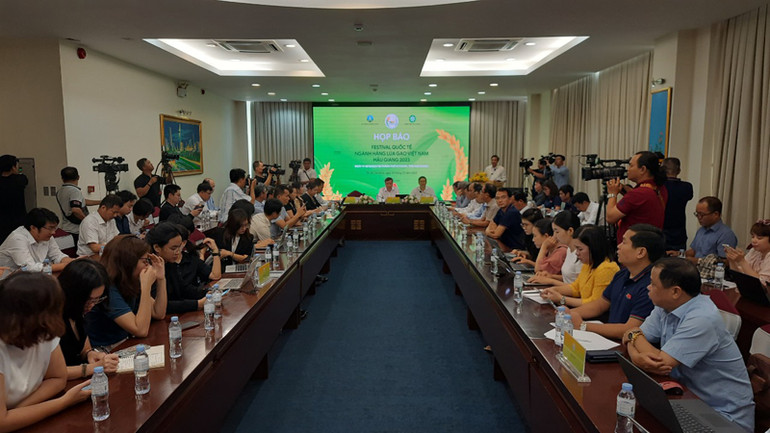 Quang cảnh buổi họp báo.