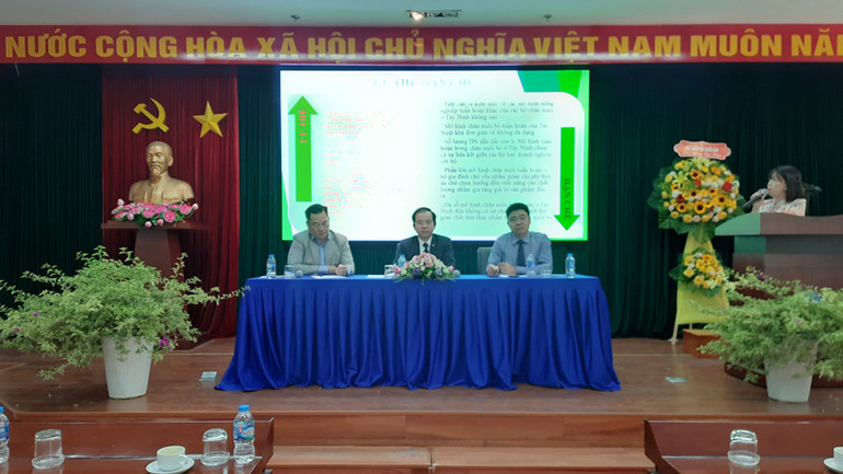 Các đại biểu chủ trì hội thảo.