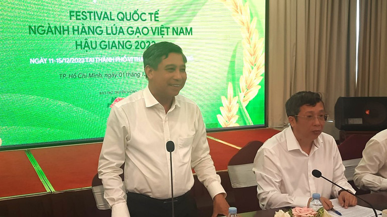 Chủ tịch Ủy ban nhân dân tỉnh Hậu Giang Đồng Văn Thanh phát biểu tại buổi họp báo.