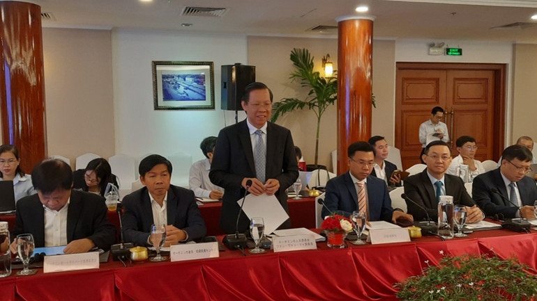 Chủ tịch Ủy ban nhân dân Thành phố Hồ Chí Minh Phan Văn Mãi phát biểu tại hội nghị bàn tròn. Chủ tịch Ủy ban nhân dân Thành phố Hồ Chí Minh Phan Văn Mãi phát biểu tại hội nghị bàn tròn.