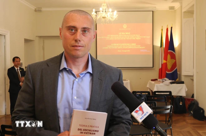 Ông Stefano Bonilauri, Giám đốc Nhà xuất bản Anteo Edizioni, trả lời phỏng vấn của phóng viên TTXVN. (Ảnh: Dương Hoa/TTXVN)