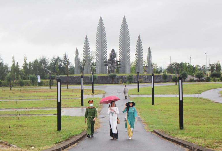 Du khách tham quan bờ nam Khu di tích quốc gia đặc biệt Đôi bờ Hiền Lương-Bến Hải. Du khách tham quan bờ nam Khu di tích quốc gia đặc biệt Đôi bờ Hiền Lương-Bến Hải.