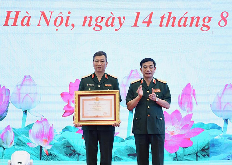 Đại tướng Phan Văn Giang trao Bằng khen của Thủ tướng Chính phủ tặng Bộ Tư lệnh Bảo vệ Lăng Chủ tịch Hồ Chí Minh. Đại tướng Phan Văn Giang trao Bằng khen của Thủ tướng Chính phủ tặng Bộ Tư lệnh Bảo vệ Lăng Chủ tịch Hồ Chí Minh.