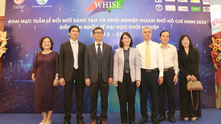 Các đại biểu chụp ảnh lưu niệm tại lễ khai mạc WHISE 2024.