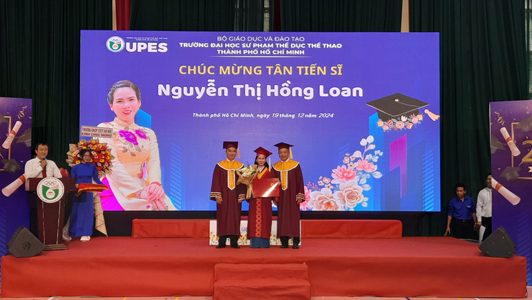 Lãnh đạo trường đại học Sư phạm Thể dục Thể thao Thành phố Hồ Chí Minh trao bằng tiến sĩ cho học viên.