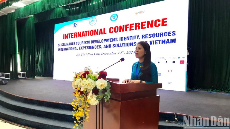 Bà Nguyễn Thị Thu Hương, Giám đốc Phân hiệu Học viện Phụ nữ Việt Nam phát biểu tại hội thảo. Bà Nguyễn Thị Thu Hương, Giám đốc Phân hiệu Học viện Phụ nữ Việt Nam phát biểu tại hội thảo.