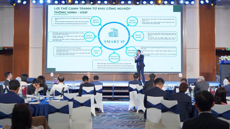 Diễn giả trình bày về phát triển khu công nghiệp