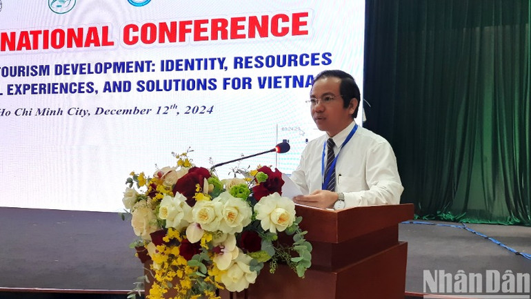 Phó Giáo sư, Tiến sĩ Vũ Tuấn Hưng, Phó Viện trưởng phụ trách Viện Khoa học xã hội vùng Nam Bộ phát biểu tại hội thảo. Phó Giáo sư, Tiến sĩ Vũ Tuấn Hưng, Phó Viện trưởng phụ trách Viện Khoa học xã hội vùng Nam Bộ phát biểu tại hội thảo.