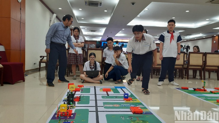 Các em học sinh trình diễn mô hình lập trình robot.