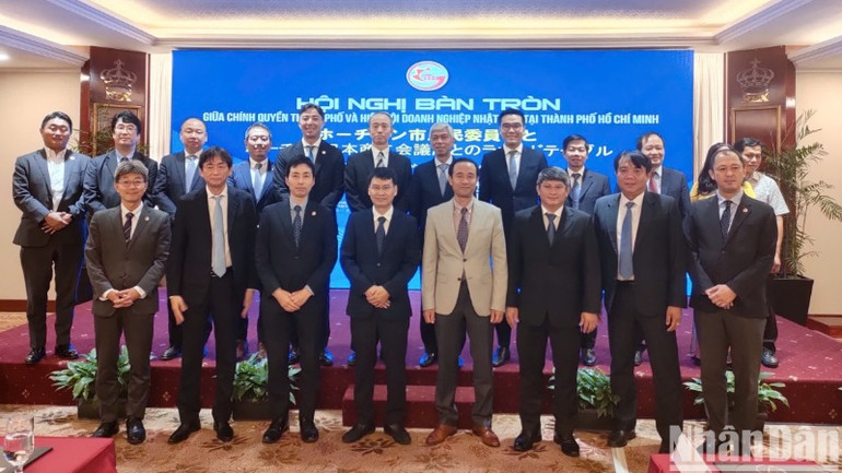 Các đại biểu chụp ảnh lưu niệm.