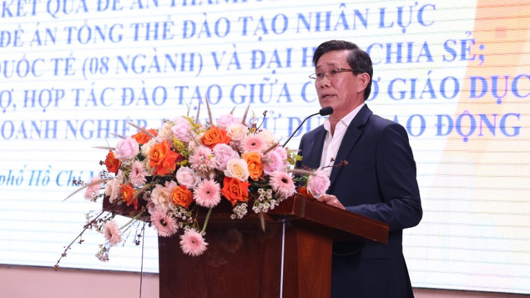 Giáo sư, Tiến sĩ Sử Đình Thành, Giám đốc Đại học Kinh tế Thành phố Hồ Chí Minh phát biểu tại hội nghị. Giáo sư, Tiến sĩ Sử Đình Thành, Giám đốc Đại học Kinh tế Thành phố Hồ Chí Minh phát biểu tại hội nghị.