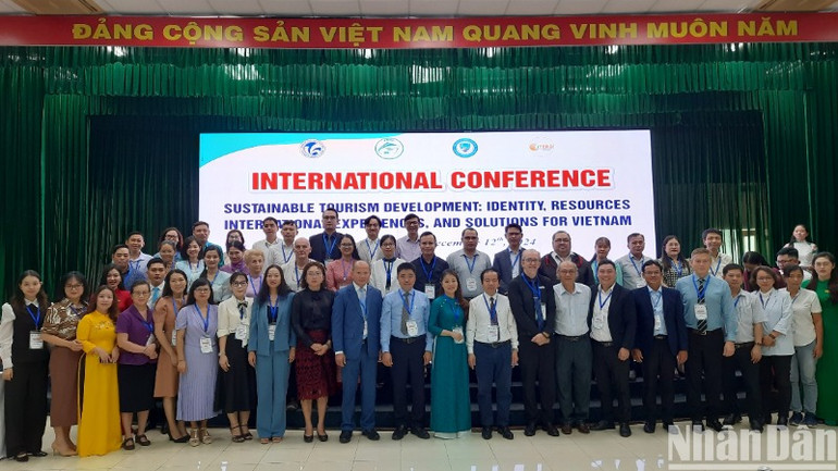 Các đại biểu tham dự hội thảo chụp ảnh lưu niệm. Các đại biểu tham dự hội thảo chụp ảnh lưu niệm.