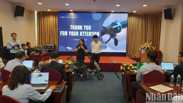 Các thí sinh thuyết trình dự án trước Ban Giám khảo.