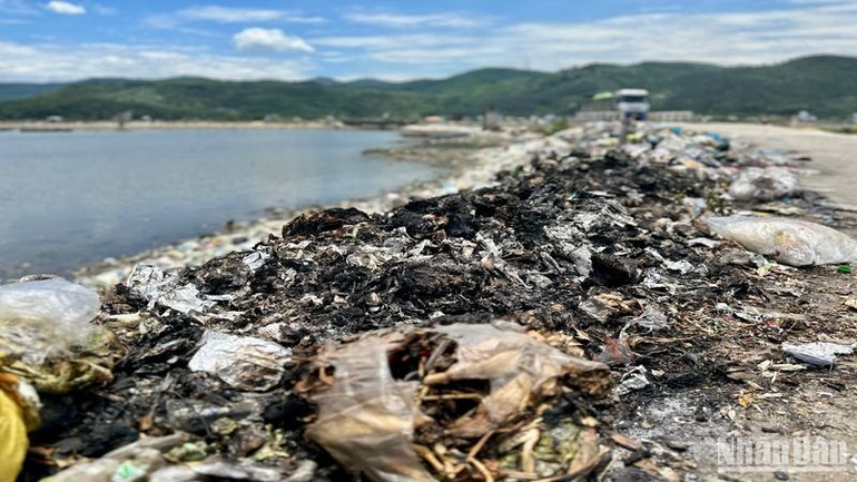 Tự chôn, đốt rác thải khiến nguy cơ dịch bệnh cao hơn.