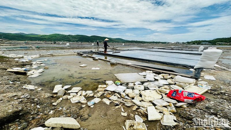 Rác thải lan sang các đồng muối của người dân.