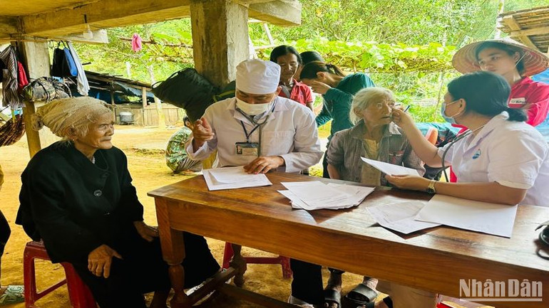 Y, bác sĩ khám sức khỏe và tư vấn phòng bệnh cho người dân thôn Gò Da. Y, bác sĩ khám sức khỏe và tư vấn phòng bệnh cho người dân thôn Gò Da.