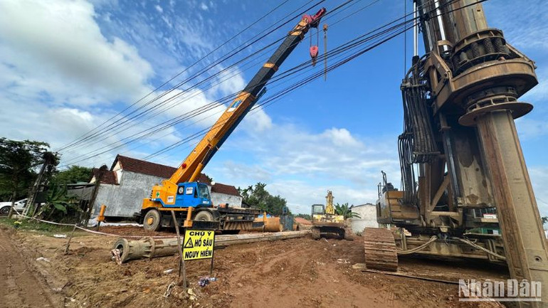 Khu vực cầu Cây Xanh, xã Hành Dũng, huyện Nghĩa Hành vướng mặt bằng nên chưa thể thi công nối tuyến.