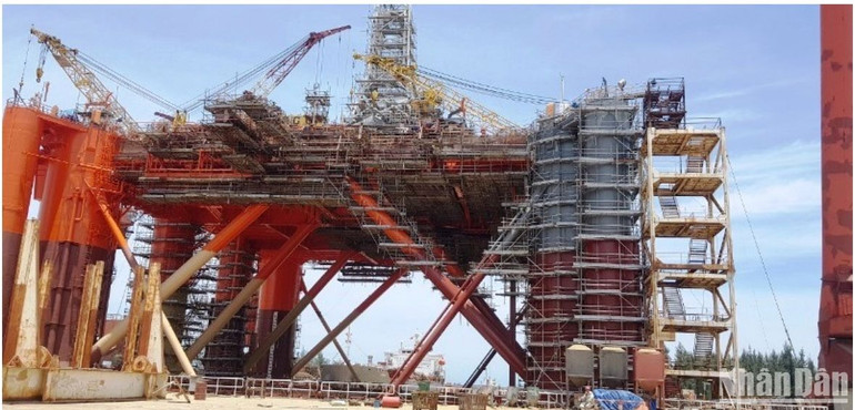 Sửa chữa tàu tại Công ty Công nghiệp tàu thủy Dung Quất.