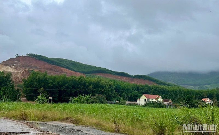 Tỉnh Quảng Ngãi cho phép Công ty cổ phần Tập đoàn Đèo Cả nâng công suất khai thác đất trong mùa mưa. Tỉnh Quảng Ngãi cho phép Công ty cổ phần Tập đoàn Đèo Cả nâng công suất khai thác đất trong mùa mưa.