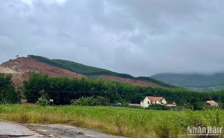 Tỉnh Quảng Ngãi cho phép Công ty cổ phần Tập đoàn Đèo Cả nâng công suất khai thác đất trong mùa mưa.